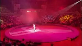 Играем с залом на губной гармошке.