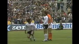 Van Hanegem provoked by Gerd Müller yellow card at #WorldCup74