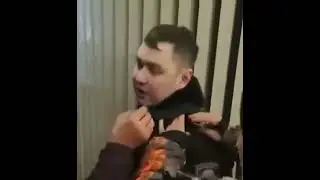 Протестующие срывают с силовиков погоны в Усть-Каменогорске, Казахстан