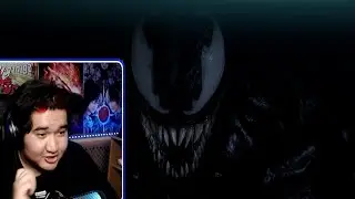 асси и джонни радуются