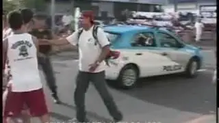 Torcida rival espanca torcedor que dava entrevista para equipe da Record.