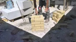 кладка столба из кирпича одной кельмой....без уровня и отвеса.Нивок111