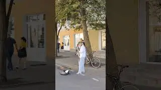 Street musician charges with positivity #shorts #positivevibes #streetmusic #позитив #уличнаямузыка