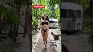 Девушка позирует в купальнике