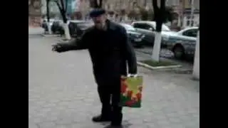 Дед поёт :D