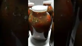 Томаты на зиму холодной водой под капроновой крышкой.