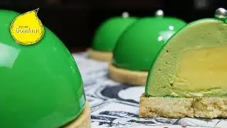 Пирожное с фисташковым муссом и лимонным курдом в зеркальной глазури.