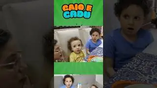 CADU FINGE BRINCAR DE BABÁ COM CAIO Taking Care of Baby #criança #caio #irmaos #shortsvideo #shorts