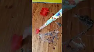 Подметание мусора на полу. От 2х лет.