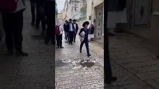 Группа иудеев враждует с христианами (Иерусалим, Израиль)