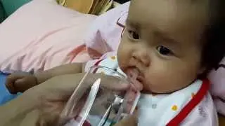 สอนทารกใช้หลอดดูดน้ำ