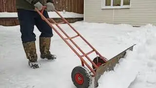 Снегоуборщик из такелажной тележки.