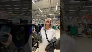 ВКЛЮЧИЛА НА ВЕСЬ ТЦ СВОЙ НОВЫЙ ТРЕК КОМФОРТИК!!