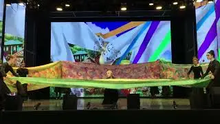 Женский татарский танец с полотнами