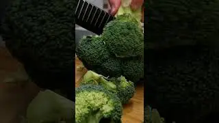 Разделываем брокколи на зонтики 