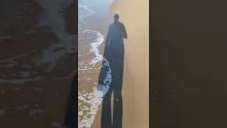 И для меня, красивого, что-то поёт прибой…
