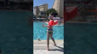 Прыгнул бомбочкой в бассейн￼