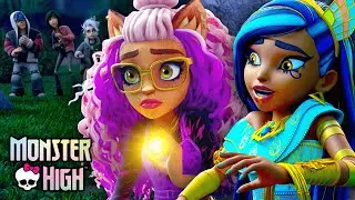 Humans Track Down Clawdeen and Cleo! | Monster High