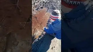Артём и Максим разбивают лёд в луже - Artem and Maxim break the ice in a puddle