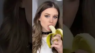 Диана Астер кушает банан
