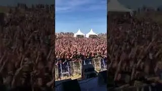 Crowd goes insane to Diggy remix!