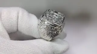 Мужской перстень с инициалами.