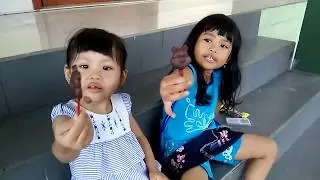 Anak kembar dan kucing komplek, dilanjutkan bermain ayunan dan perosotan