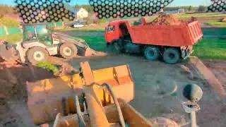 Помогаю экскаватору копать котлован. Вывожу грунт