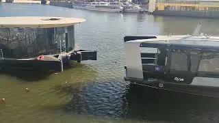 Электросудно "Яуза" у причала "Трёхгорный" в Москве