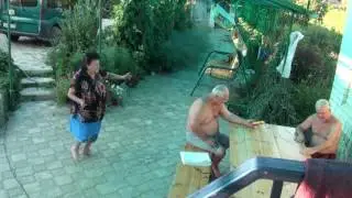 Я танцую и пою и мне все до лампочки