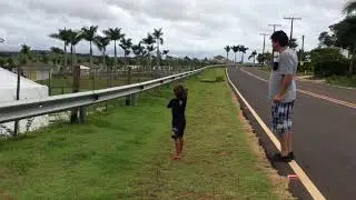 Meu irmão Gabriel Cruz aprendendo a soltar Pipa.