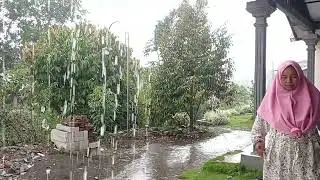 suasana pedesaan saat hujan