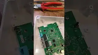 Идеальное положение разобранного Keenetic Extra  KN-1613 внутри герметичного AX-BOX от Антэкс.