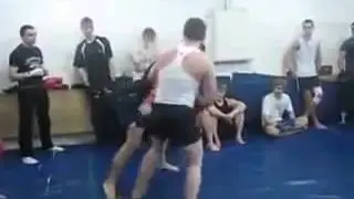 Уличный боец против Тайского Бокса, Смотрите чем закончилось!