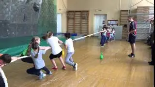 Конкурс "Перетягивание каната" - день рождения ребенка на скалодроме