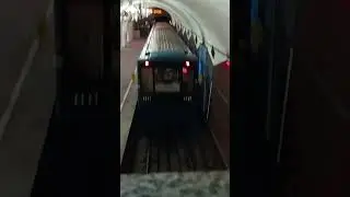 81-717 Заезжает в оборотный тупик станции "Історичний музей"
