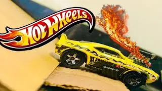 Hot Wheels Cars Crashing Down the Ramp and Entering the Water / Video 4K