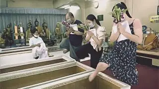 В Бангкоке есть храм, где живых людей кладут в гробы