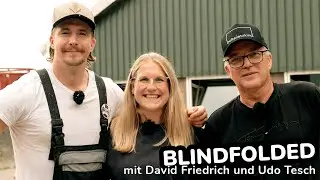 blindfolded: David Friedrich und Udo Tesch machen ein Praktikum auf dem Bauernhof in Ostfriesland