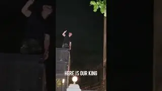 SHAH RUKH KHAN WAVING FROM MANNAT AT BIRTHDAY NIGHT | FANS WENT CRAZY | SRK 58th BIRTHDAY 2023