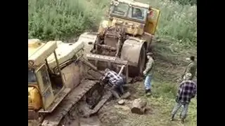 Кировец К-700 тянет застрявший Бульдозер Т-130