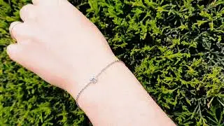 ליברטה תכשיטים ויהלומים - צמיד סוליטר, משובץ יהלום עגול במרכז במשקל 0.50 קרט, החל מ- 2,590 ש"ח.