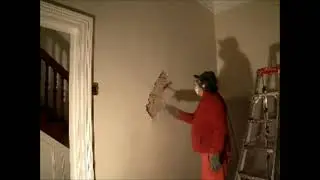 Пришел рушить стену молотком