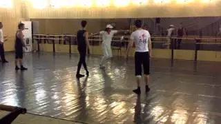 ТОМБЕ КУПЭ ЖЕТЕ АН ТУРНАНТ С ОКОНЧАНИЕМ  НА КОЛЕНО.