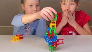 Кто уронит пирамиду из стульев - проиграл)) классная настольная игра!
