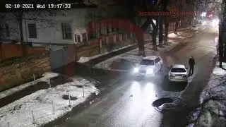 В Днепре на Крутогорном спуске Daewoo попал в яму и повредил колесо: видео момента