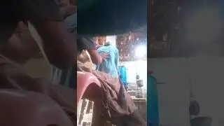 Pijat punggung Mbah Aisyah