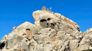 Wandern auf Sardinien: Capo Testa Sardinien: blaues Meer, schroffe Felsen und ein Leuchtturm