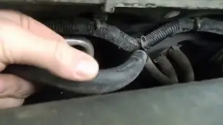 Внимание!!! Под капотом Лады Веста в двух местах перетирает шланги.