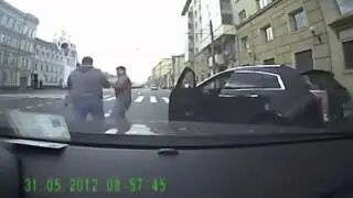 Очкарик получил в ебало